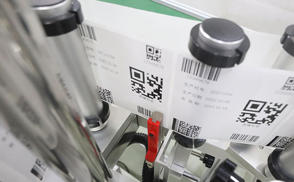 實(shí)時(shí)打印貼標(biāo)機(jī),圓瓶貼標(biāo)機(jī)設(shè)備,全自動(dòng)貼標(biāo)機(jī)生產(chǎn)廠家