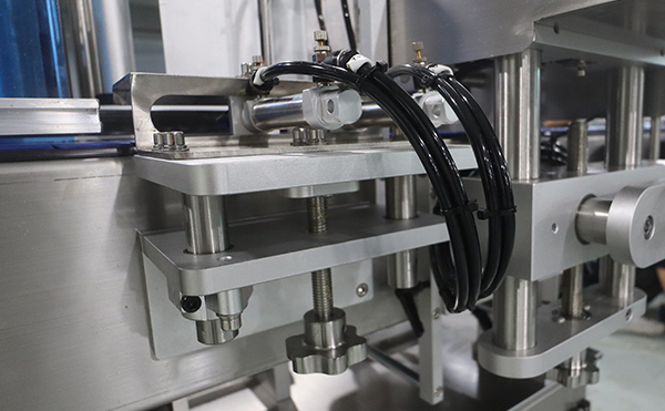 吹貼貼標(biāo)機(jī),滾貼貼標(biāo)機(jī),貼標(biāo)機(jī)廠家，高臻智能