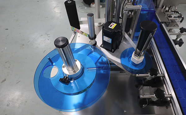 全自動(dòng)高速貼標(biāo)機(jī),高速貼標(biāo)機(jī)設(shè)備,貼標(biāo)機(jī)廠家,高臻智能